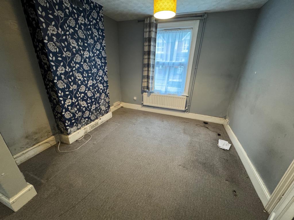 Lot: 139 - TWO-BEDROOM END-TERRACE HOUSE WITH COURTYARD GARDEN - Living room area
